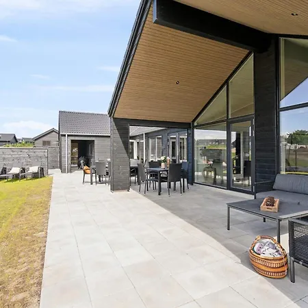 Spacious Retreat Near - By Traum